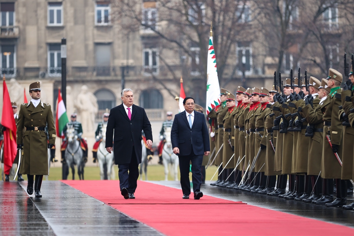 Vietnamese PM warmly welcomed in Hungary on official visit